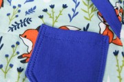 Detail der Brusttasche des selbstgenähten Babyoberteils JanaKnöpfchen - Nähen für Jungs