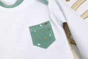 Detail der Brusttasche auf selbstgenähten Babyshirt. Nähen für Jungs
