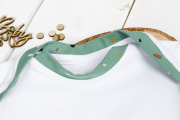 Detail des Halsbündchen an selbstgenähten Babyshirt. Nähen für Jungs