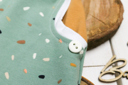 Detail des Labels JanaKnöpfchen. Nähen für Jungs