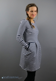 Winterkleid Chloe mit Streifensweat genäht. JanaKnöpfchen - Nähen für Jungs