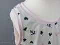 Detail des Arm- und Halsausschnittes des selbstgenähten Trägerkleids für Mädchen. JanaKnöpfchen - Nähen für Jungs