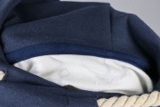 Detail des Halsversäuberungsstreifen am selbstgenähten Hoodie. JanaKnöpfchen