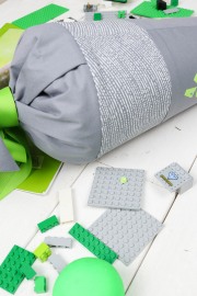 Einschlag des oberen Teils einer selbstgenähten Schultüte. JanaKnöpfchen - Nähen für Jungs