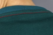 Detail der Halsversäuberung des Selbstgenähten Weihnachtssweater.  JanaKnöpfchen - Nähen für Jungs