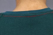 Detail der Halsversäuberung außen am Weihnachtspullover. JanaKnöpfchen - Nähen für Jungs