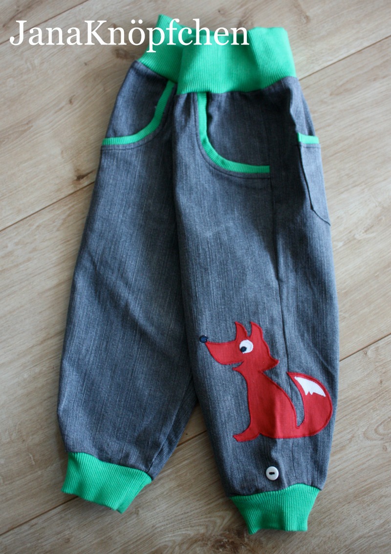 Kinderhose aus grauem Jeans mit grünem Bündchen. Die Hose ist komlett zu sehen