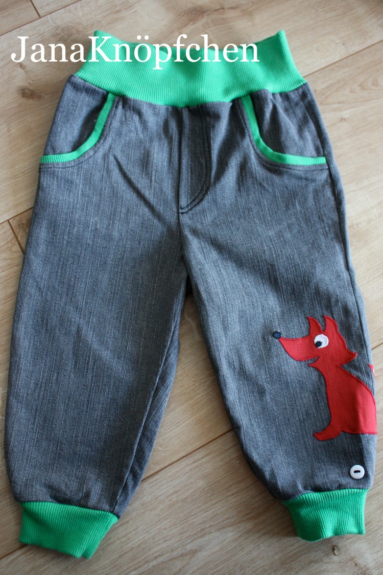 Kinderhose aus grauem Jeans mit grünem Bündchen und einer Fuchsapplikation auf dem rechten Hosenbein - Ansicht von vorne