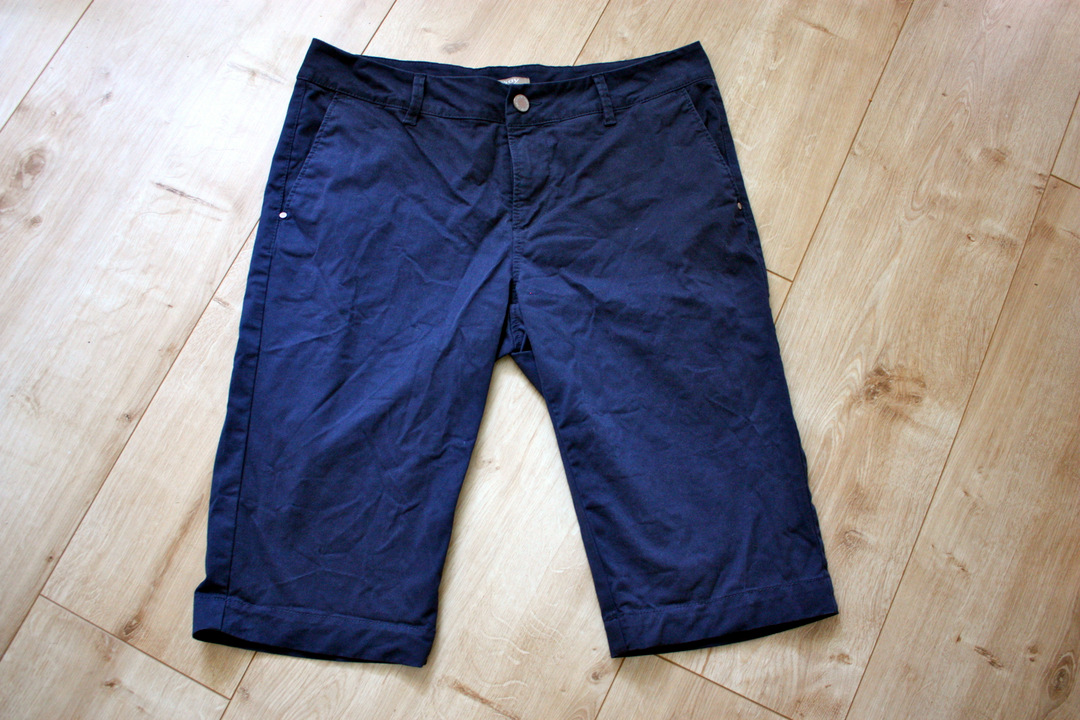 Meine neu erstandene dunkelblaue Stoffhose im Urzustand.