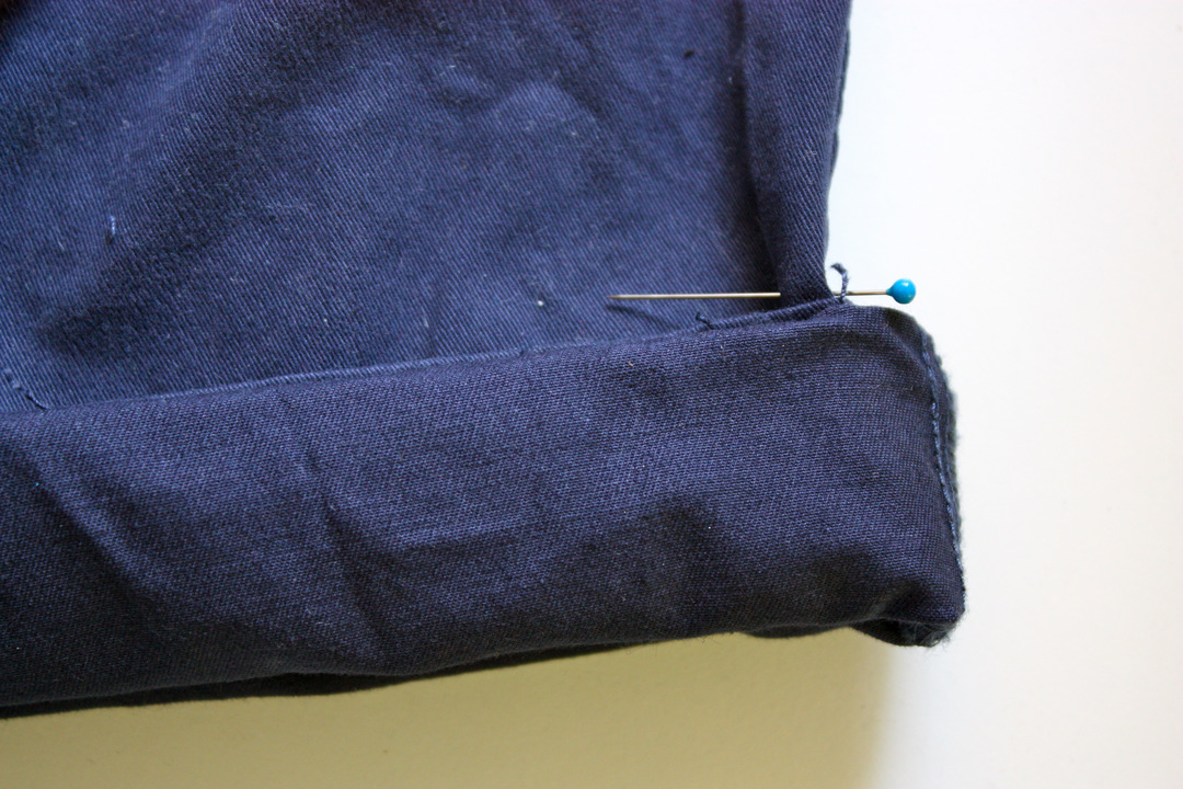 Detail: hier ist die Länge der zukünftigen Hose mit Stecknadeln markiert