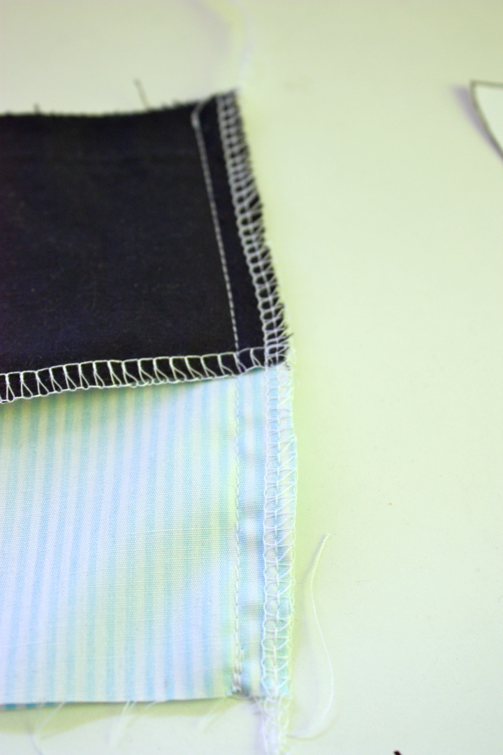 Ich nähe hier wieder mit Overlock und Geradstich der Nähmaschine. JanaKnöpfchen Tutorial