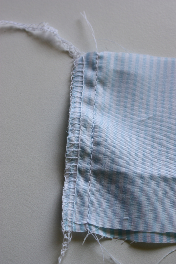 Die kurzen Seiten des Streifens werden aufeinandergelegt und zusammen genäht. Erst mit der Overlock und dann mit einem Geradstich der Nähmaschine. JanaKnöpfchen Tutorial