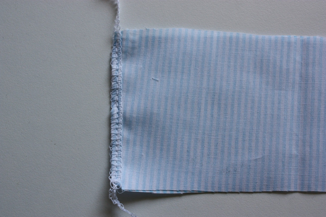 Die kurzen Seiten werden nun aufeinander gelegt und zusammen genäht - hier mit der Overlock. JanaKnöpfchen Tutorial