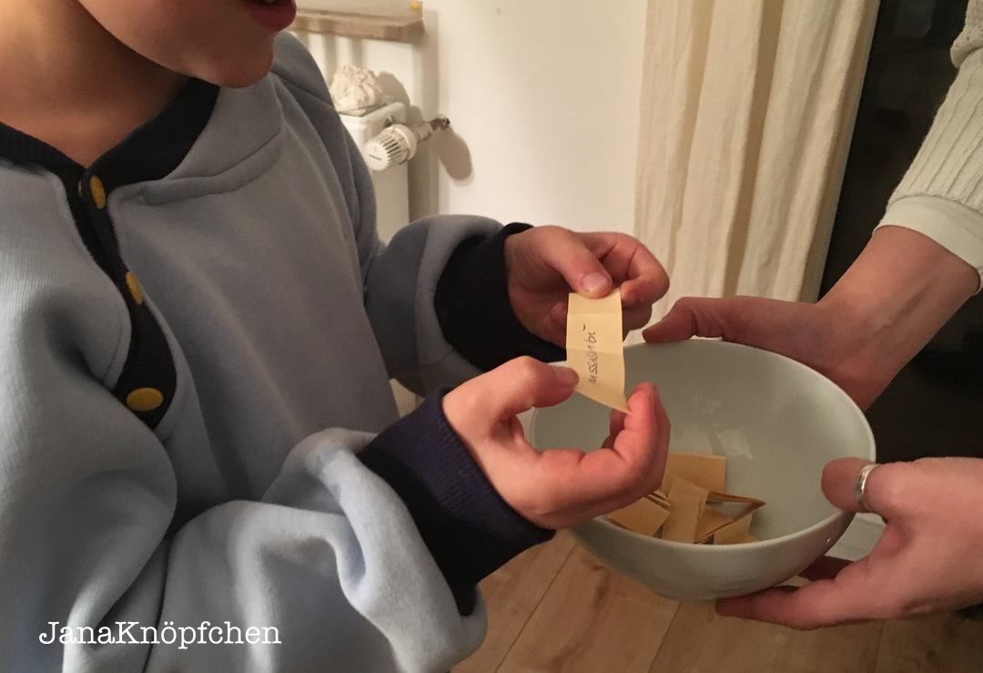 Gewinnerlos wird entfaltet. JanaKnöpfchen - nähen für Jungs