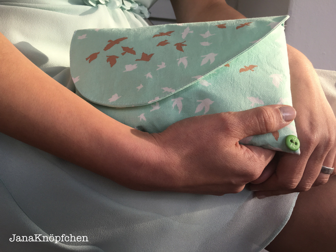 Detailbild der Clutch nach dem Schnitt von Pattydoo Handytasche Bowie. JanaKnöpfchen Nähblog - Nähen für jungs