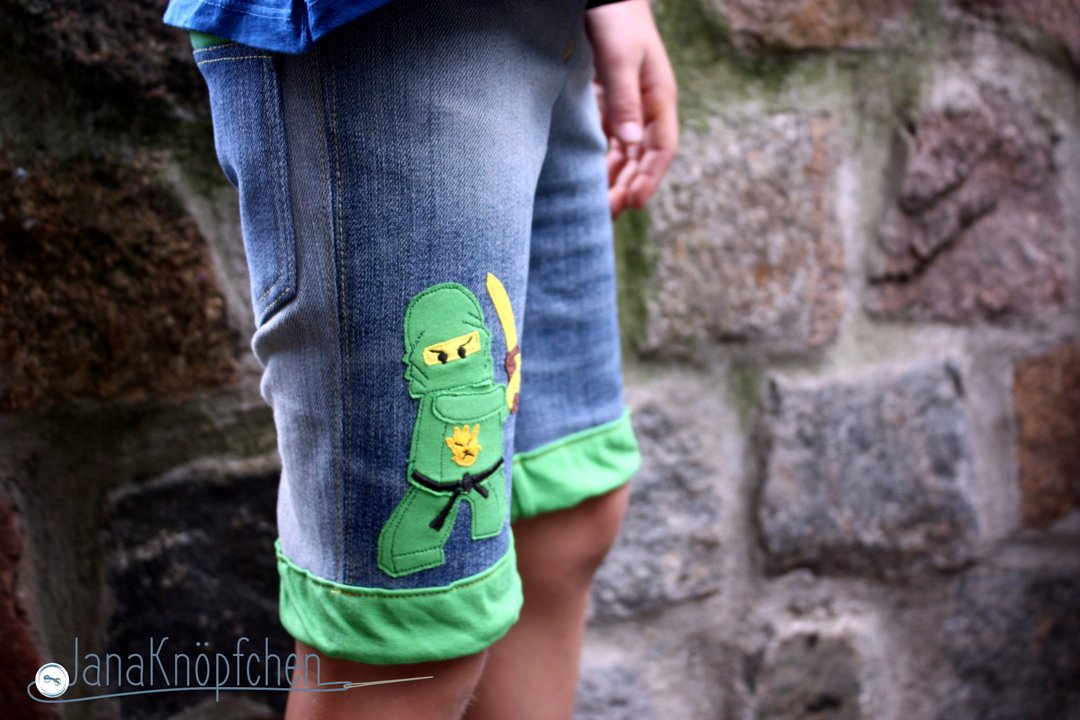 kurze hose für jungs. motti shorts mit ninjago applikation von cole. Janaknöpfchen nähen für jungs. nähblog