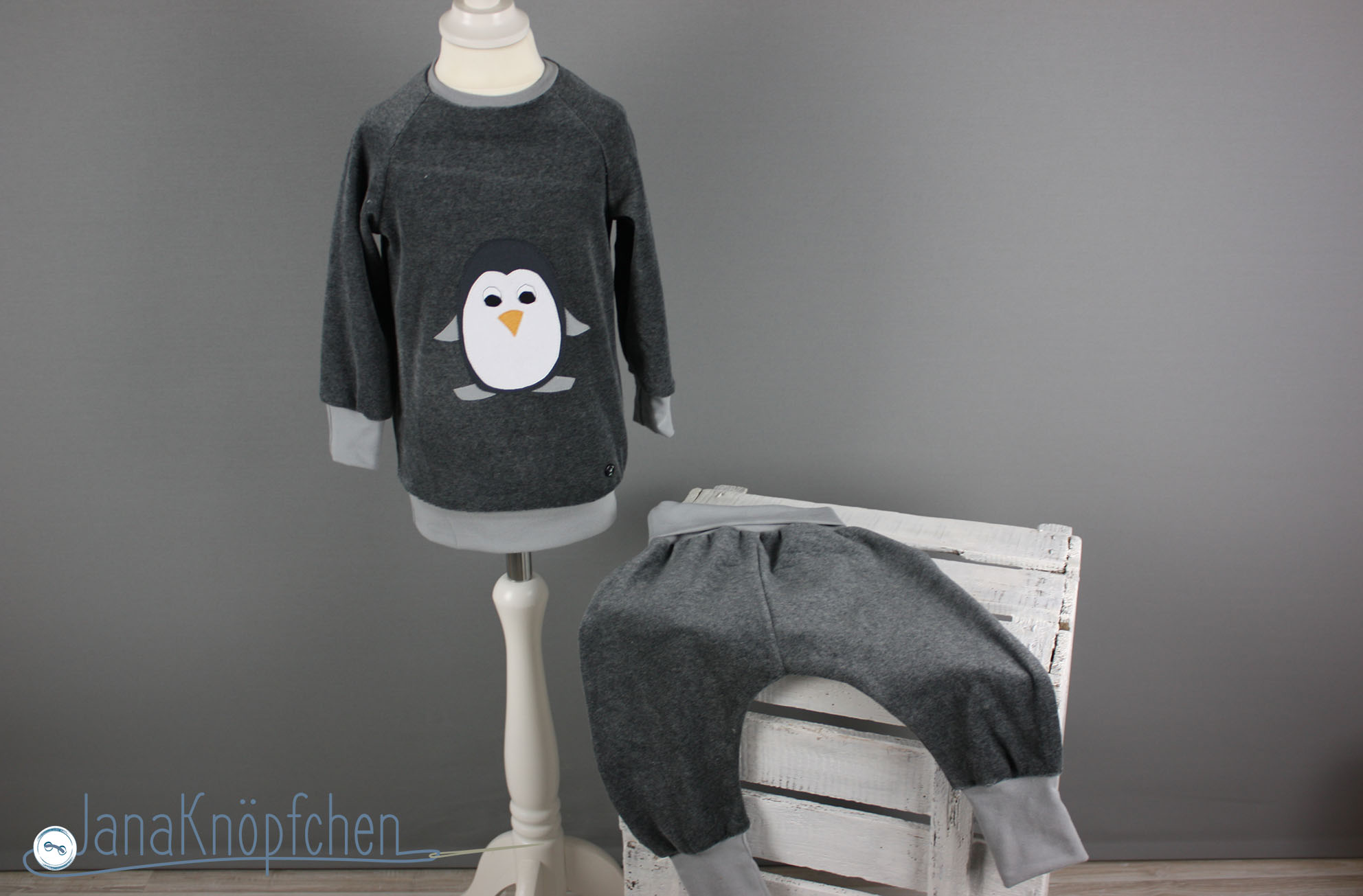 Upcycling Schlafanzug mit Pinguin Applikation als Upcyclingprojekt aus einer aussortierten Samthose. JanaKnöpfchen. Nähblog - Nähen für Jungs