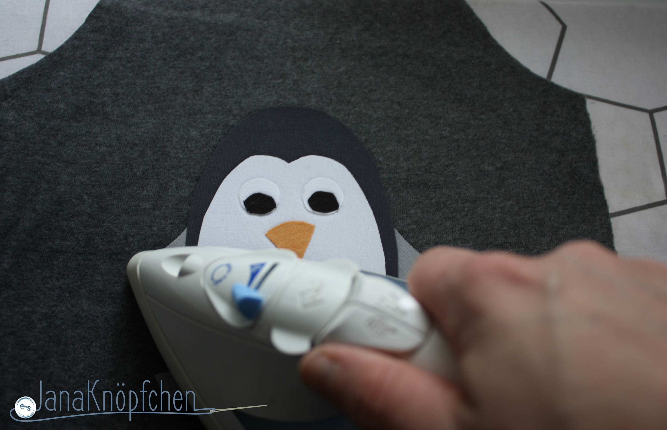 Wie nähe ich eine Applikation auf. Tutorial Applikation auf Shirt bügeln. JanaKnöpfchen - Nähen für Jungs. Nähblog