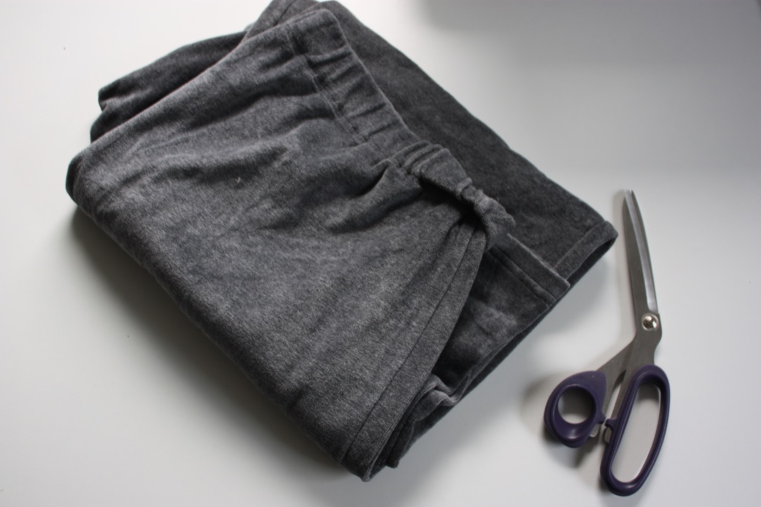 Upcycling: Schlafanzug für Kinder aus alter Samthose . JanaKnöpfchen. Nähblog - Nähen für Jungs