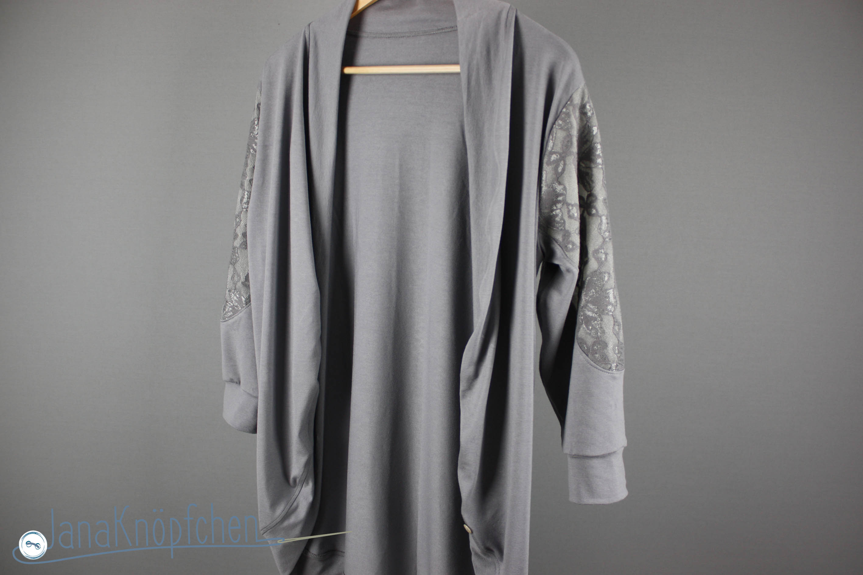 Cardigan mit Spitze nähen. Schnitt My Cuddel Me von Schaumzucker. JanaKnöpfchen - Nähen für Jungs. Nähblog