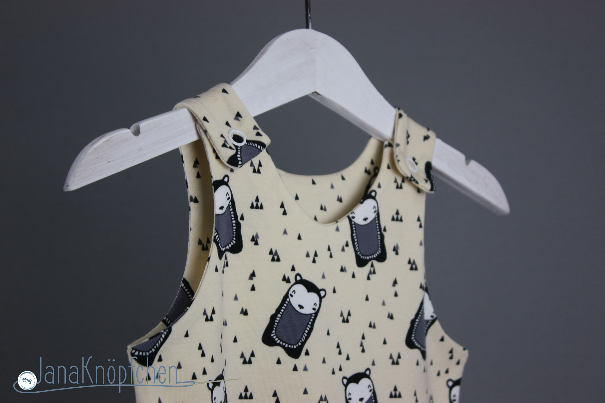 Babystrampler nähen. Strampler zur Geburt eines Mädchen nähen. JanaKnöpfchen. Nähblog