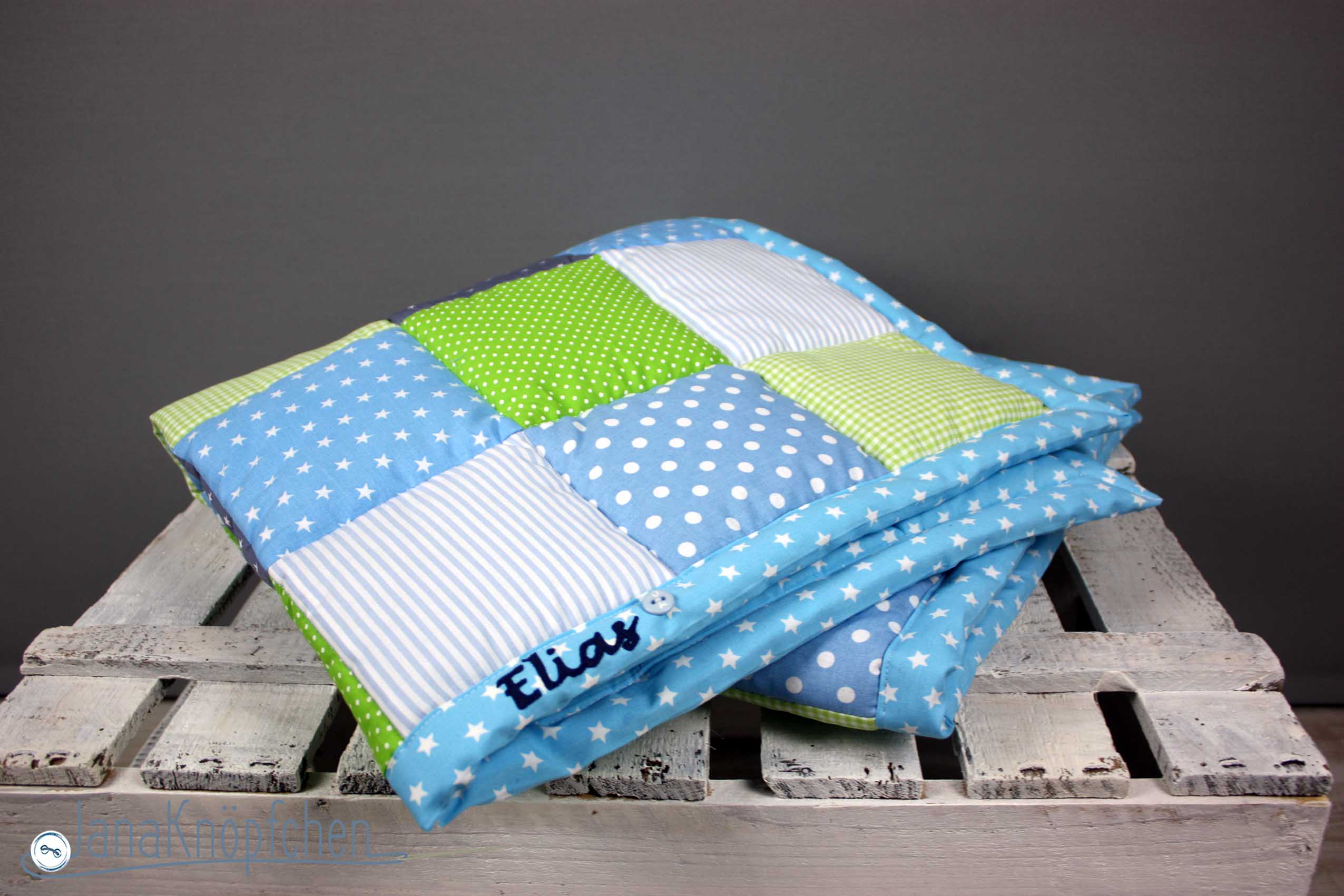 Patchworkdecke nähen für eine kleinen Jungen. Weiche Kuscheldecke zum 1. Geburtstag. JanaKnöpfchen - Nähen für Jungs. Nähblog