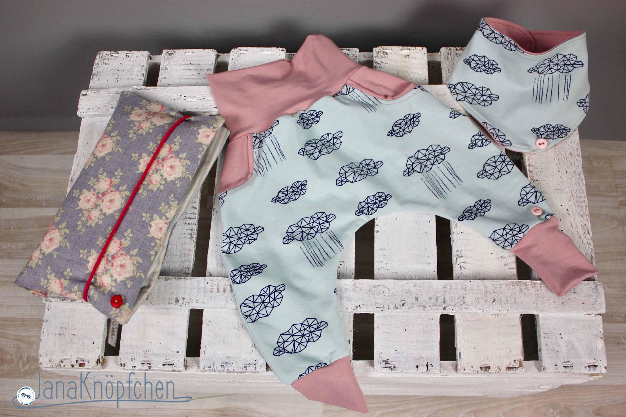 Babyparty Geschenk: Wickelutensilo mit Babyhose LimeBuxe und Halstuch für eine kleines Mädchen. JanaKnöpfchen - Nähen für Jungs. Nähblog