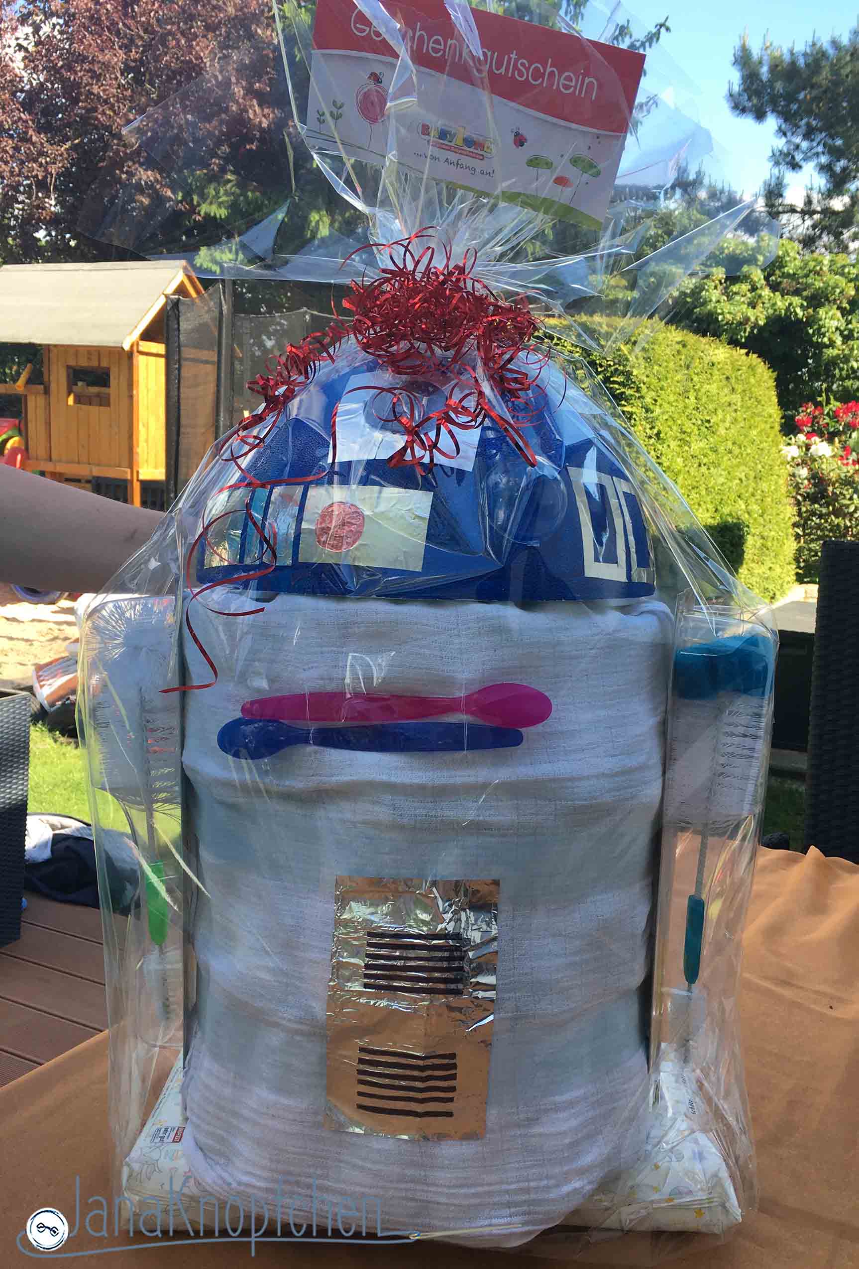Wickeltorte r2d2 als Geschenk für die Babyparty. JanaKnöpfchen - Nähen für Jungs.