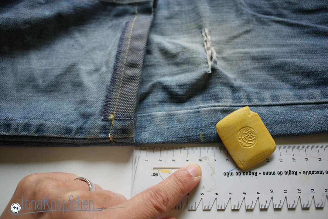 Tutorial Kürzen der Jeanshosen. Das Maß zum Abschneiden markieren. JanaKnöpfchen - Nähen für Jungs.