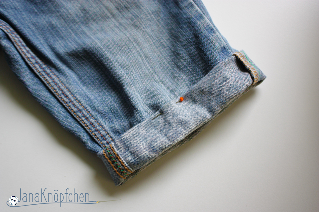 Tutorial Kürzen der Jeans Umschlag der Jeans feststecken. JanaKnöpfchen - Nähen für Jungs. Nähblog