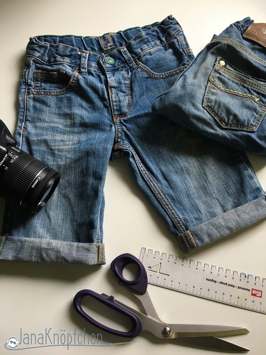 Tutorial Kürzen von Jeanshosen Fertige kurze Jeans mit Umschlag genäht. JanaKnöpfchen - Nähen für Jungs