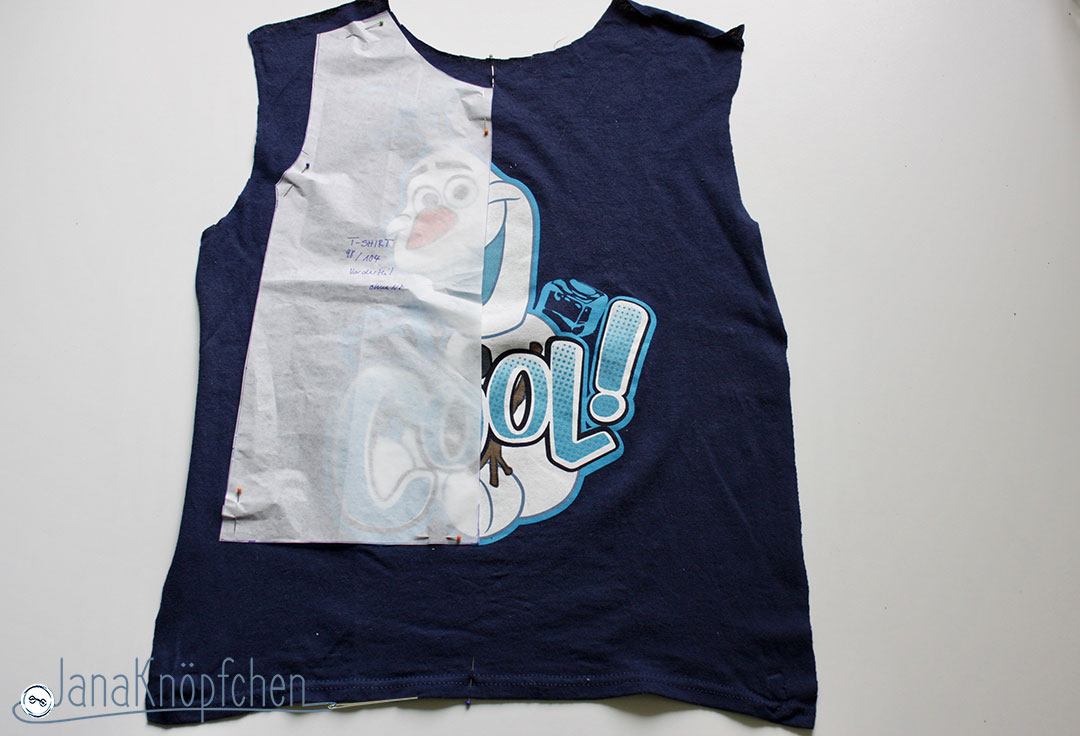 Tutorial upcycling t-shirt aus groß nähe klein. Vorderteil zuschneiden. JanaKnöpfchen Nähen für Jungs