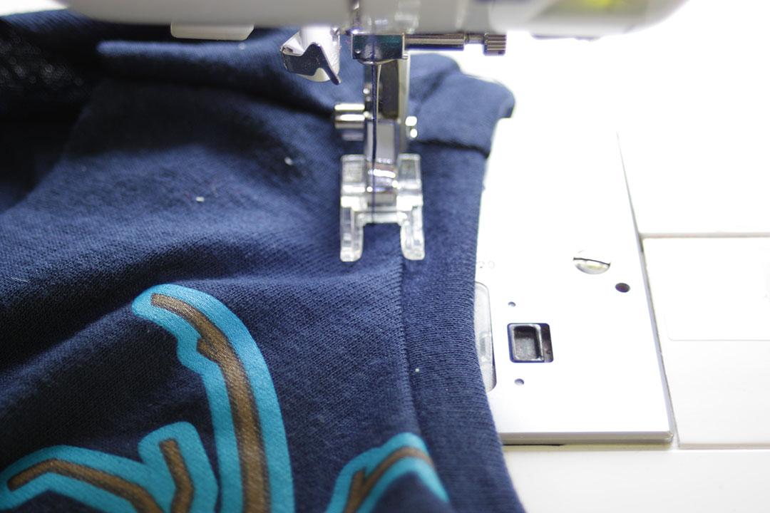 Tutorial upcycling t-shirt aus groß nähe klein. Halsbund annähen. JanaKnöpfchen Nähen für Jungs