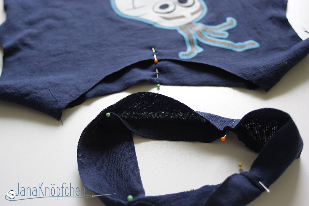 Tutorial upcycling t-shirt aus groß nähe klein. Halsbund an Ausschnitt stecken. JanaKnöpfchen Nähen für Jungs