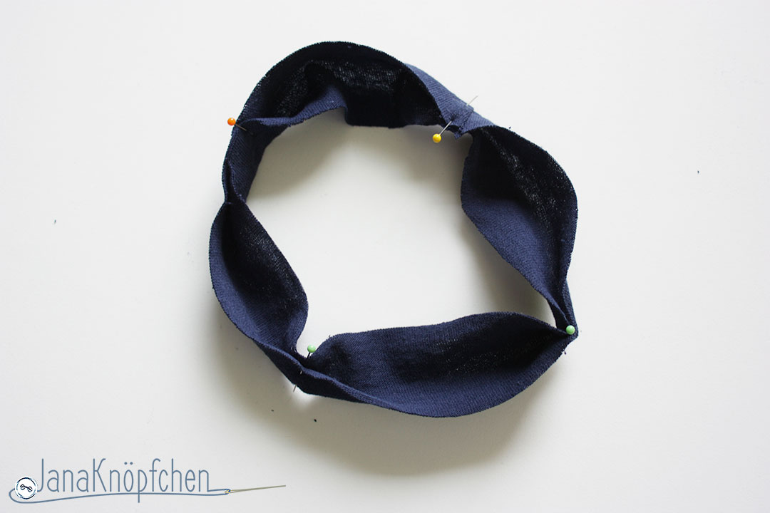Tutorial upcycling t-shirt aus groß nähe klein. Halsbund abstecken. JanaKnöpfchen Nähen für Jungs
