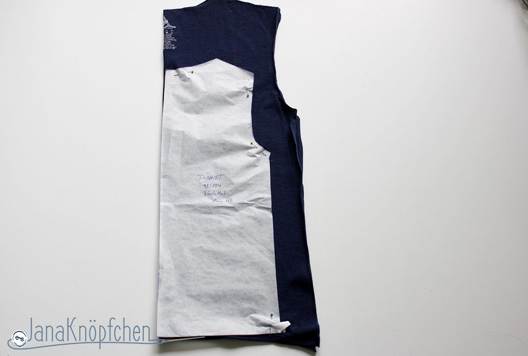 Tutorial upcycling t-shirt aus groß nähe klein. Rückenteil zuschneiden. JanaKnöpfchen Nähen für Jungs