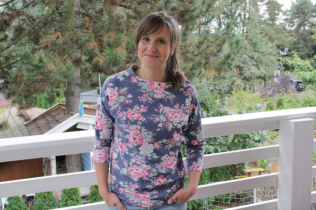 Shirt Frau Nora von Hedinaeht mit Blumenmuster genäht. JanaKnöpfchen - Nähen für Jungs
