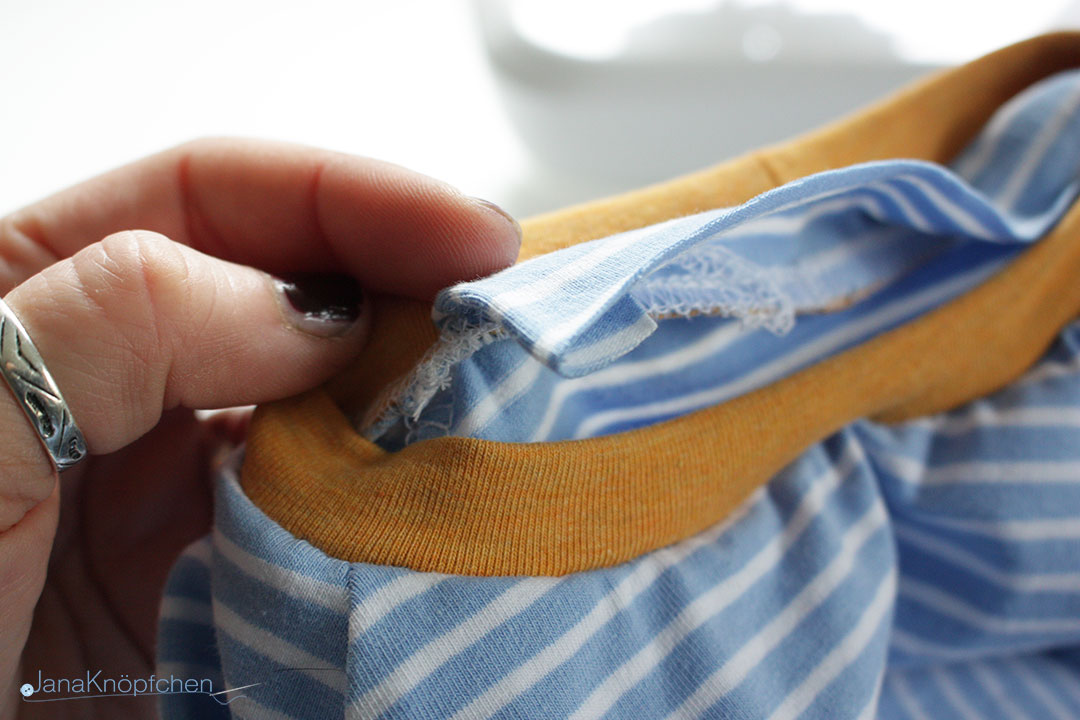 Tutorial Halsausschnitt versäubern - Streifen umschlagen Schritt 2. JanaKnöpfchen - Nähen für Jungs