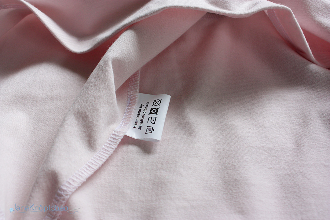 wie wasche ich selbstgenähte Kleidung. Mit den Wäschezetteln von Ikast Etiket Label Yourself. Nähen für Jungs - JanaKnöpfchen