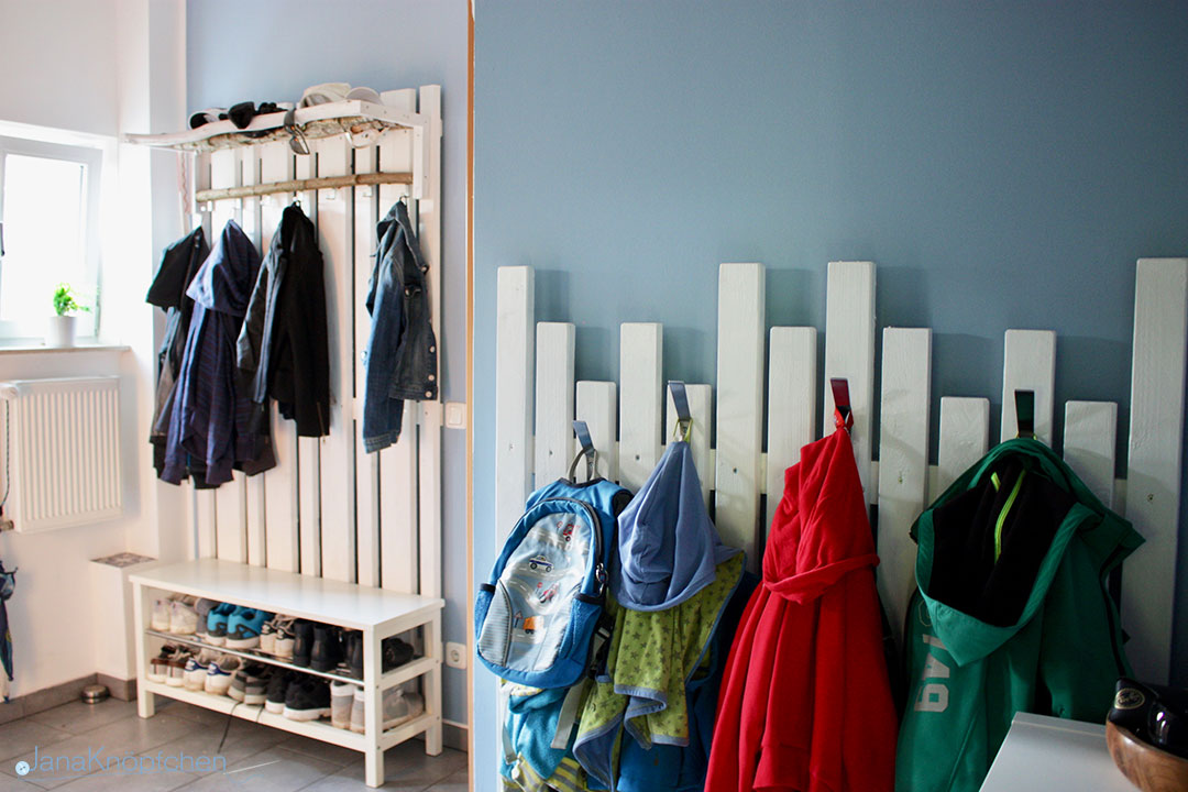 DIY Garderobe für den Flur. Blogpost für selbstgebaut Garderobe und IKEA Hack einer Hutablage. JanaKnöpfchen - Nähen für Jungs