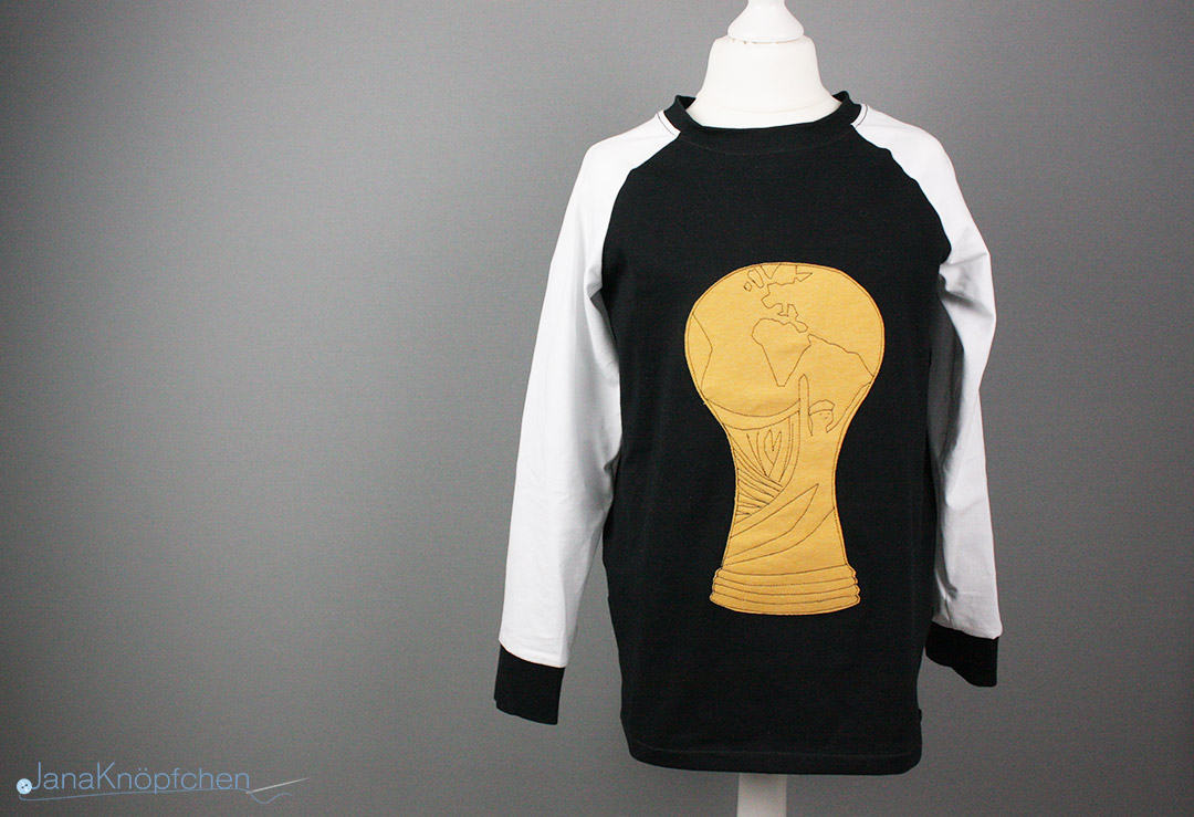 Blogpost Geburtstagsshirt nähen mit dem Weltmeisterpokal der Fussballmannschaft. JanaKnöpfchen - Nähen für Jungs