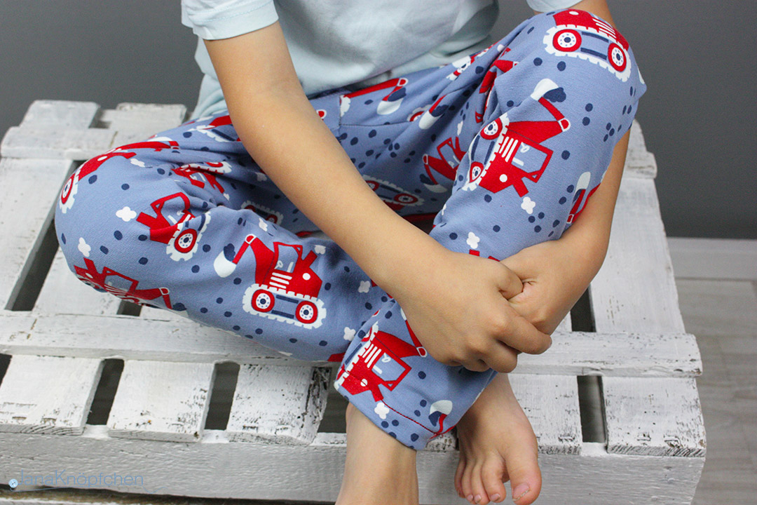Blogpost Probenähen Sweatpants Alfons mit vielen Baggern. JanaKnöpfchen - Nähen für Jungs