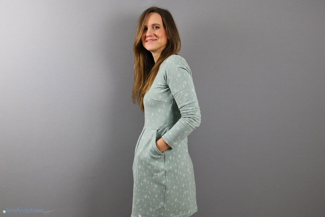 Selbstgenähtes Weihnachtsoutfit - Sweatkleid Chloe nähen. JanaKnöpfchen - Nähen für Jungs