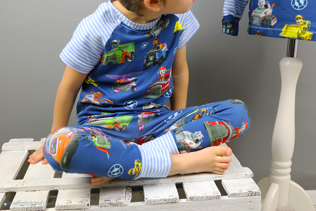 Selbstgenähter Schlafanzug mit Paw Patrol Print für kleine Jungs. JanaKnöpfchen - Nähen für Jungs