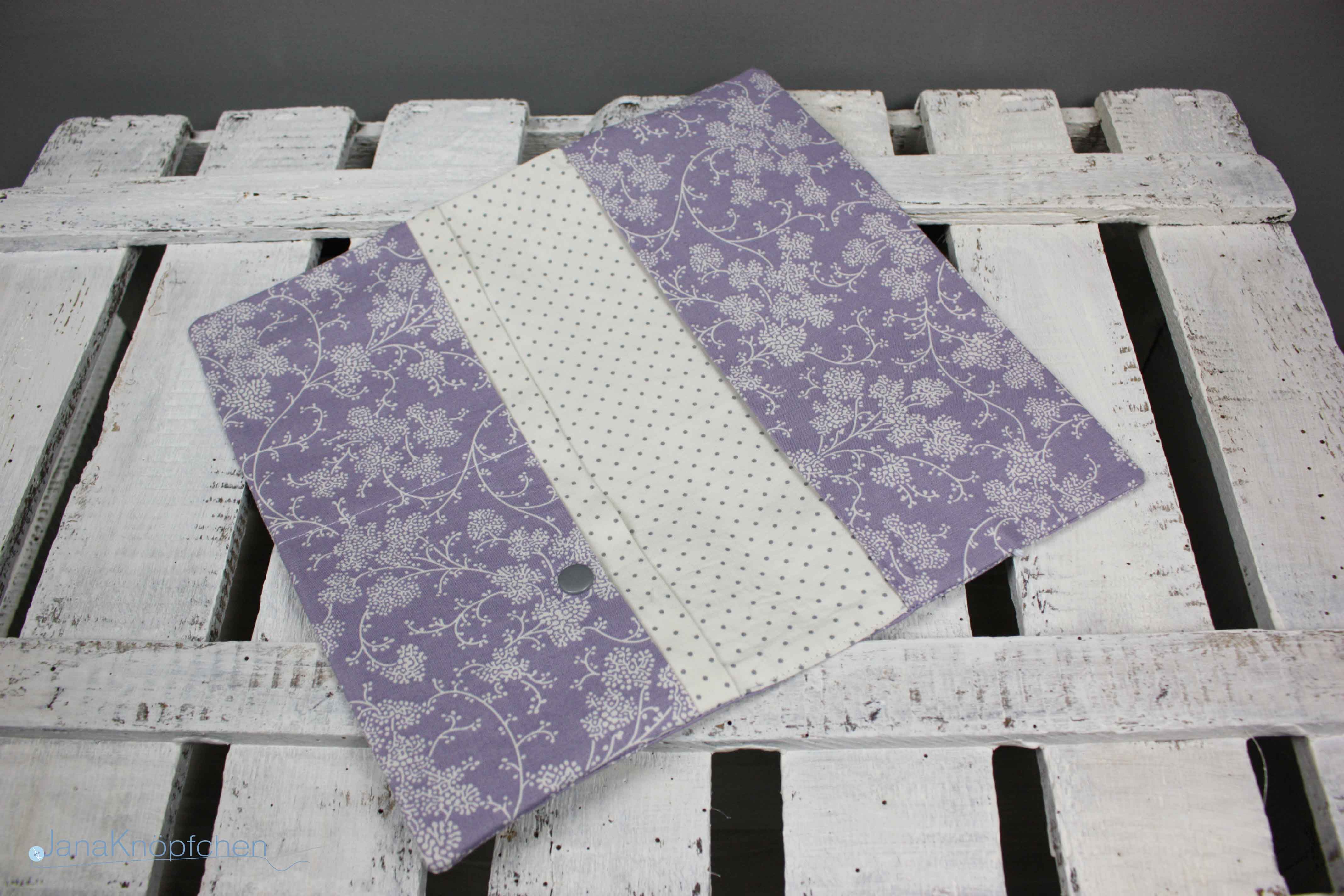 Innenstoff der Wickelutensilo für unterwegs. Alles dabei Windeln, Feuchttücher und Stilleinlagen ein super Geschenk für junge Mamas zur Geburt. JanaKnöpfchen