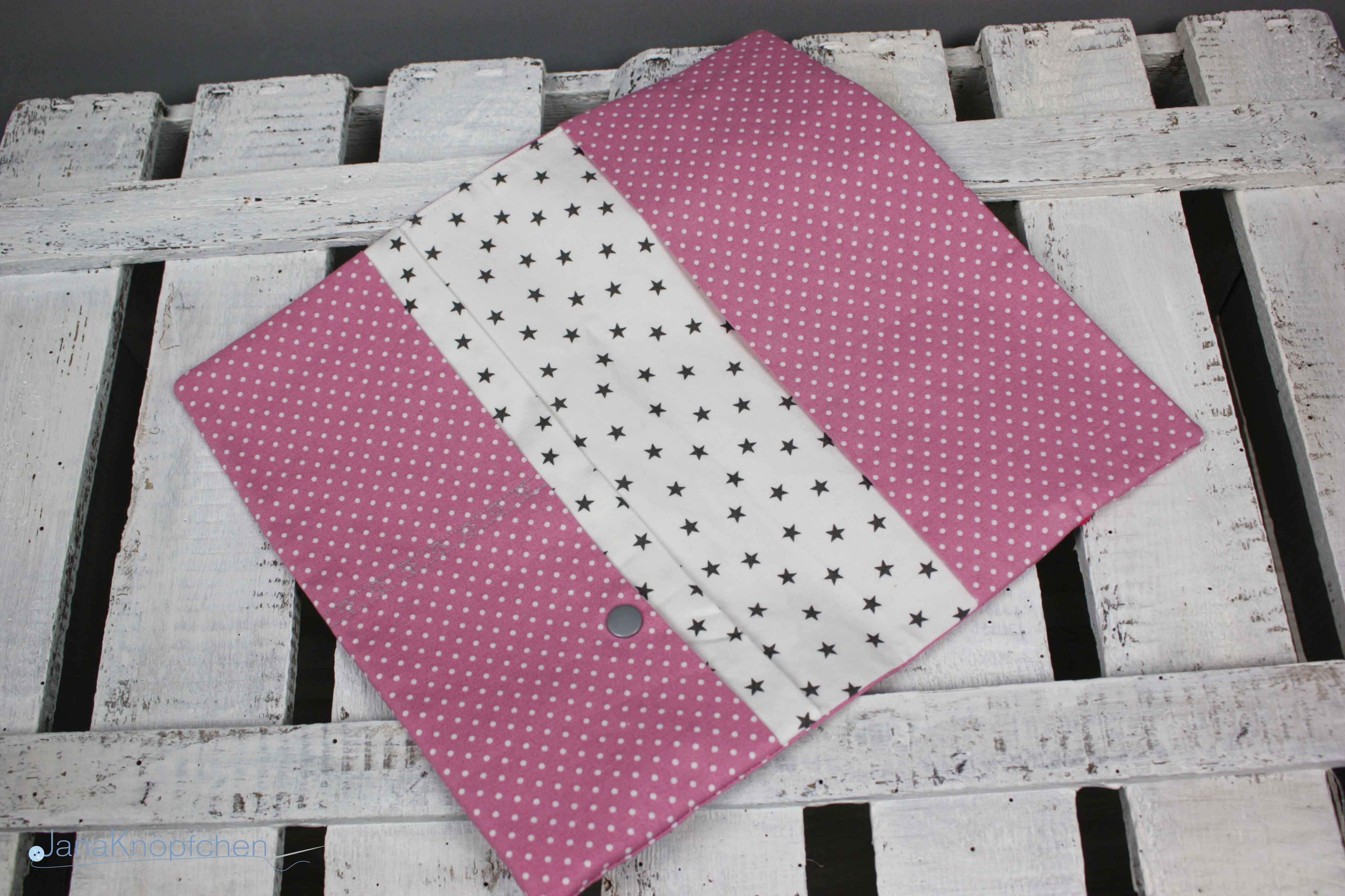 Wickeltutensilo offen als Geschenk zur Geburt für junge Mamas. Windeln, Feuchttücher und Stilleinlagen. JanaKnöpfchen