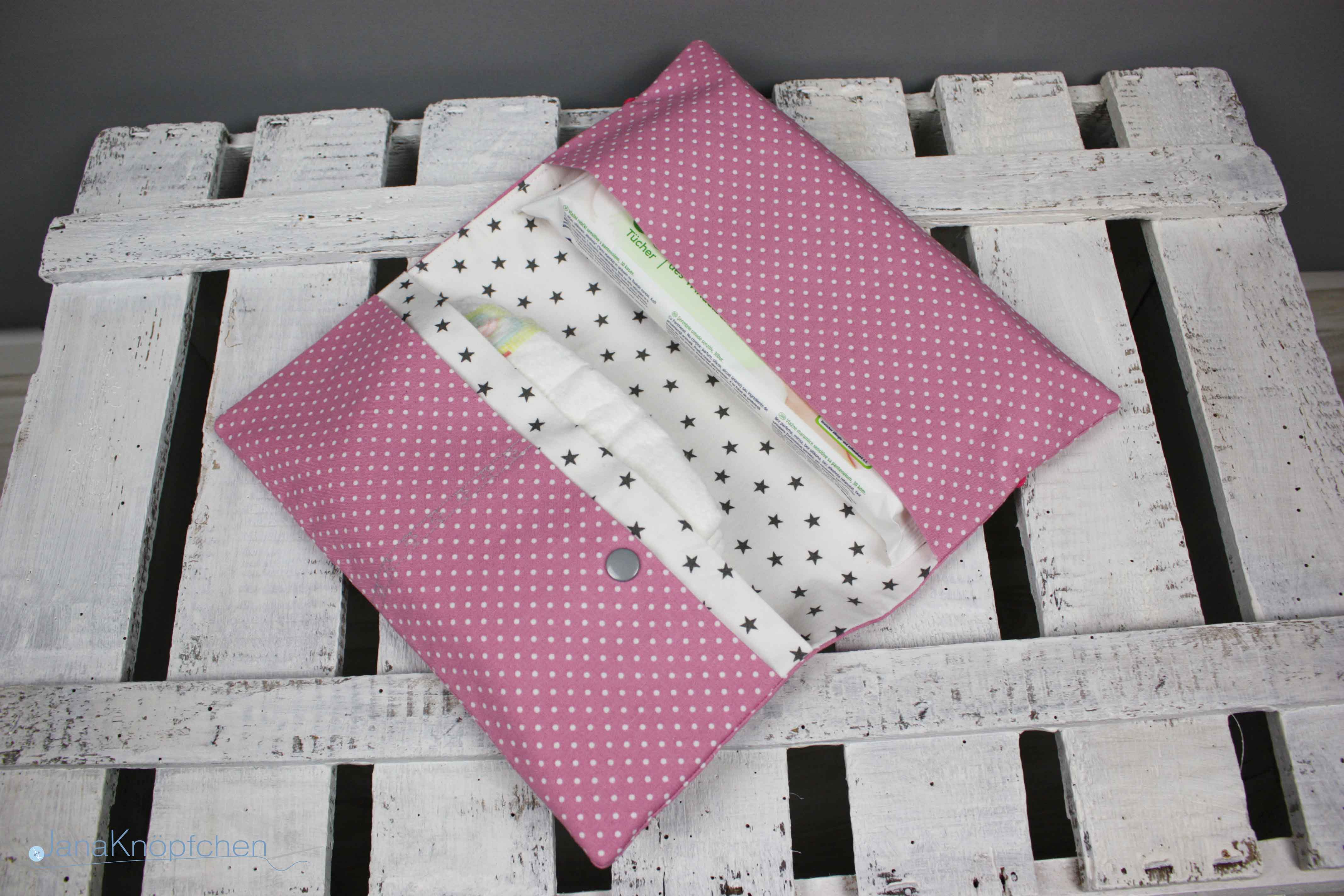 Wickeltutensilo offen als Geschenk zur Geburt für junge Mamas. Windeln, Feuchttücher und Stilleinlagen. JanaKnöpfchen
