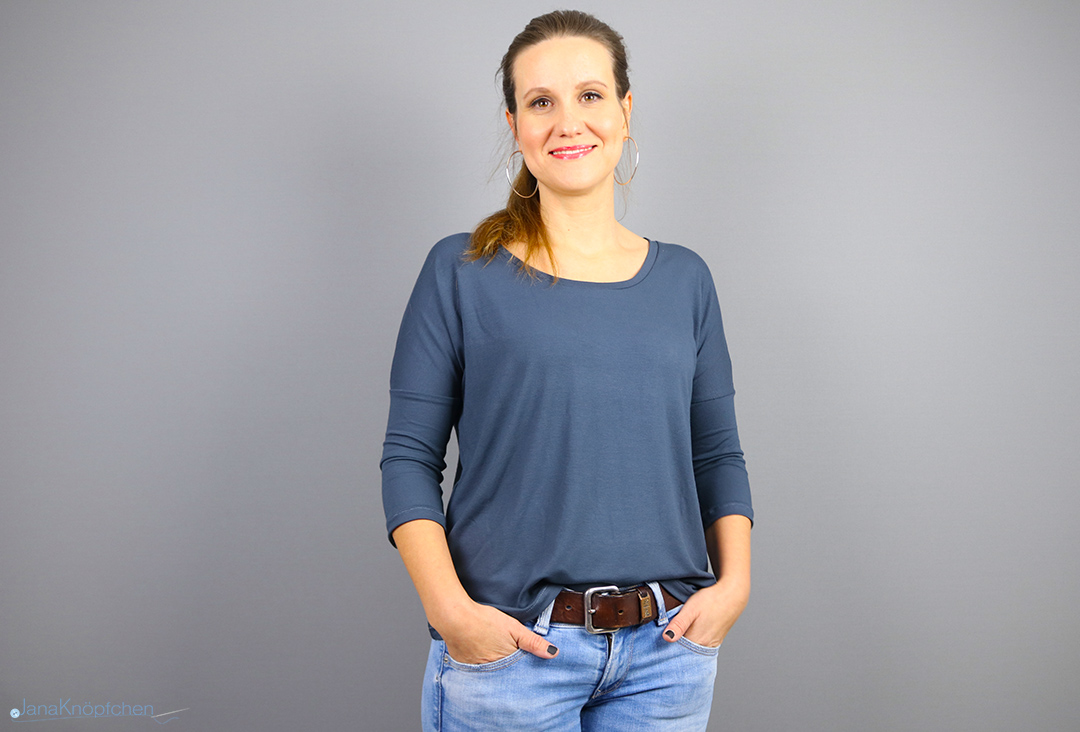 Blogpost Frau Karla mit Rundhalsausschnitt nähen. JanaKnöpfchen - Nähen für Jungs