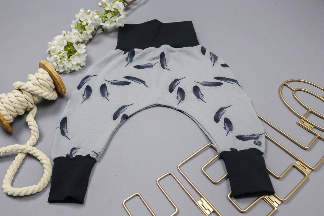 handmade Pumphose mit Federn für Mädchen in Größe 56. JanaKnöpfchen-Shop. Selbstgenähte Baby- und Kinderkleidung