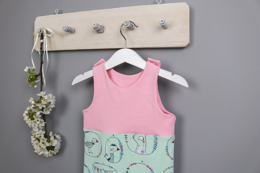 handmade Babystampler mit Tieren für Mädchen in Größe 68. JanaKnöpfchen-Shop. Selbstgenähte Baby- und Kinderkleidung
